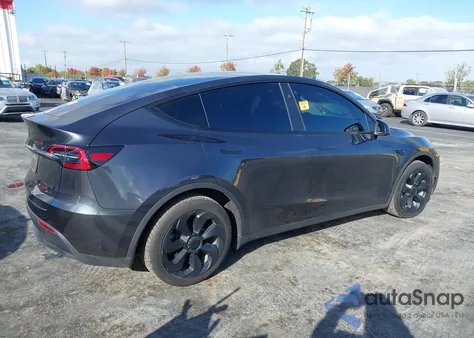 2024 Tesla Model Y Long Range Dual Motor All-Wheel Drive z USA, uszkodzony, nr VIN 7SAYGAEE2RF080945